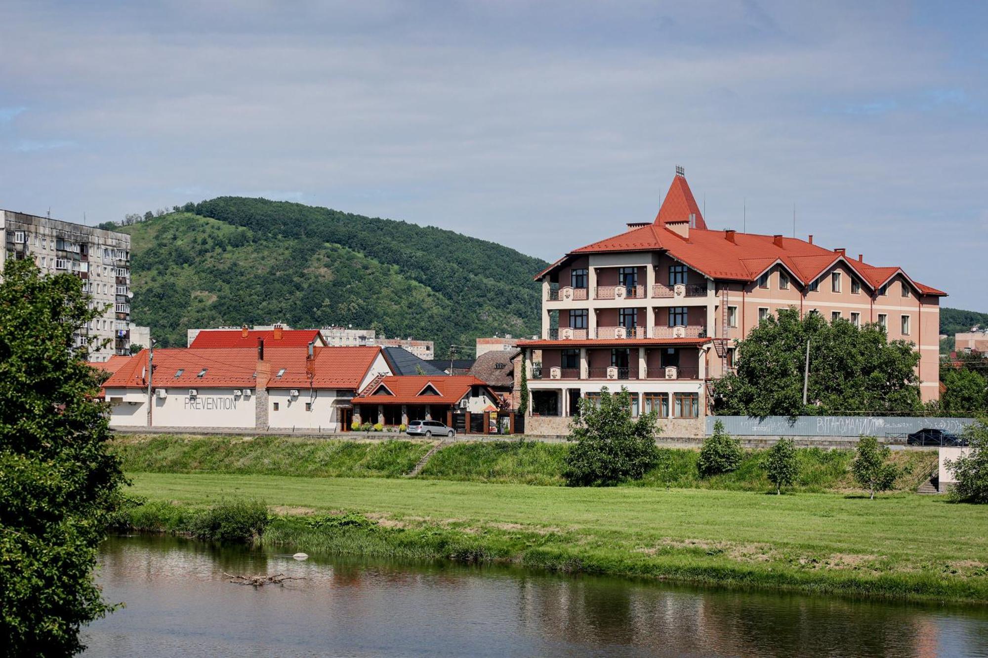 Ferdinand Hotel Мукачеве Екстериор снимка