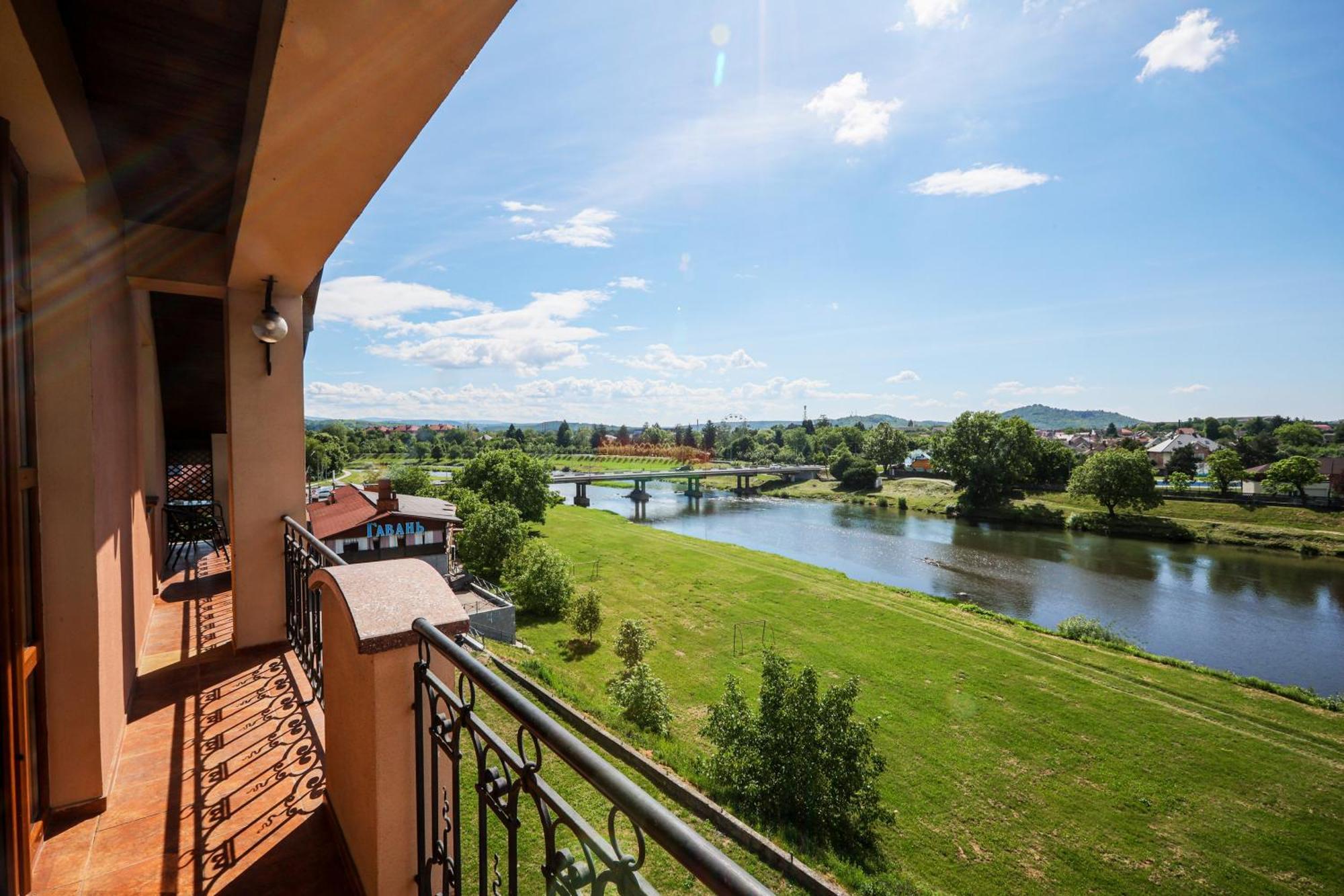 Ferdinand Hotel Мукачеве Екстериор снимка